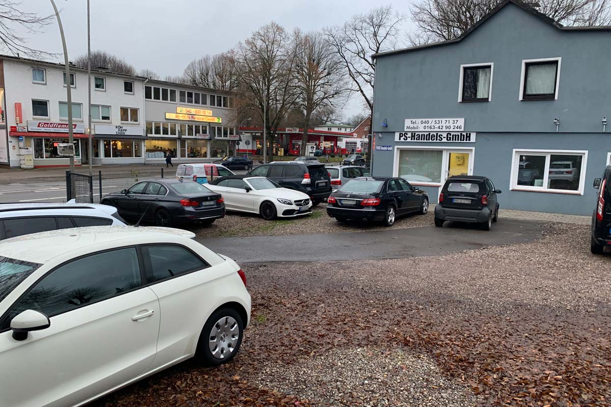 Car Management & Service - Der Parkplatz in der Langenhorner Chausee 132 mit PKW