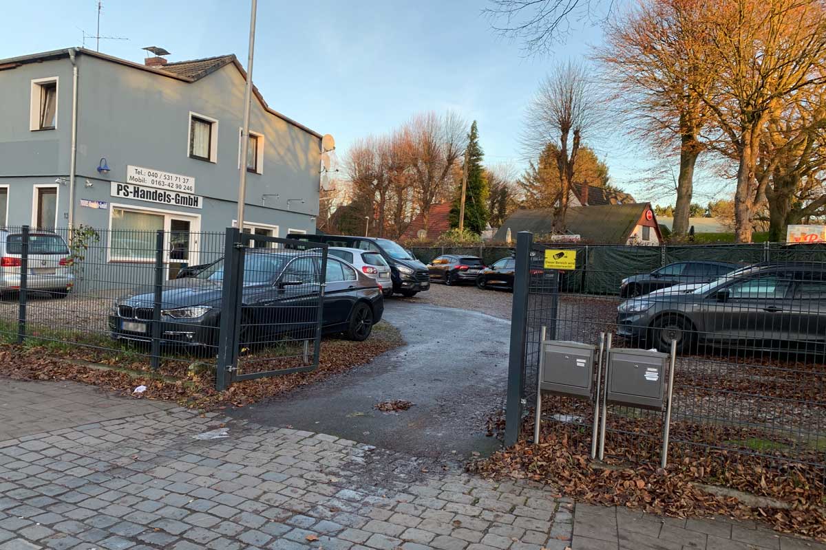 Car Management & Service - Der Parkplatz in der Langenhorner Chausee 132 mit PKW